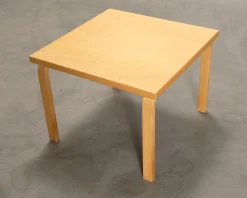 Artek Aalto 81C soffbord 75 x 75 cm björk