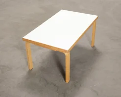 Artek 80B bord vit laminat