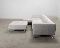 BoConcept Milos 5-sits hörnsoffa med fotpall ljusgrå
