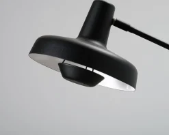 Grupa Arigato golvlampa svart