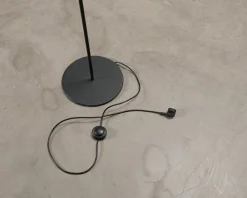 Grupa Arigato golvlampa svart