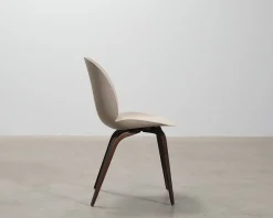 GUBI Beetle-stol beige / rökt ek