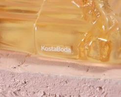 Kosta Boda Rocky Baroque ljusstake bärnsten