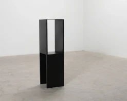 Kristina Dam Studio Pedestal sidobord svart