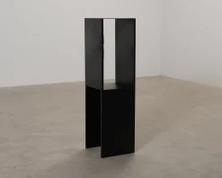 Kristina Dam Studio Pedestal sidobord svart