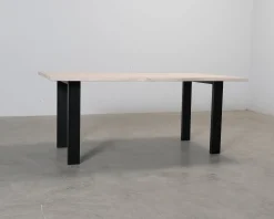 Matbord med asymmetrisk bordsskiva