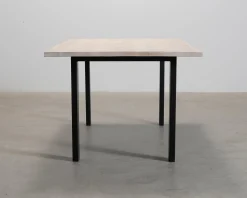 Matbord med asymmetrisk bordsskiva