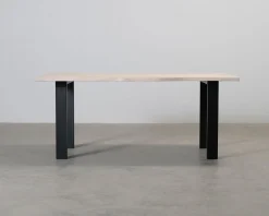 Matbord med asymmetrisk bordsskiva