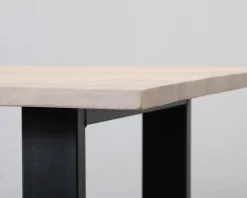 Matbord med asymmetrisk bordsskiva