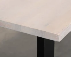 Matbord med asymmetrisk bordsskiva