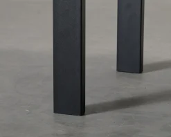 Matbord med asymmetrisk bordsskiva