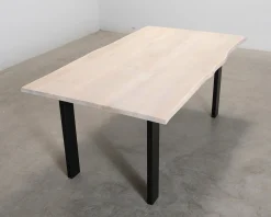 Matbord med asymmetrisk bordsskiva