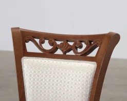 Matstol i trä och beige sits