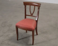 Matstol i trä och röd sits