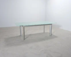Utdragbart matbord med glasskiva