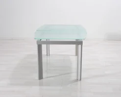 Utdragbart matbord med glasskiva