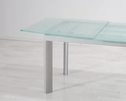 Utdragbart matbord med glasskiva