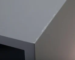 Vägghylla i trä mörkgrå