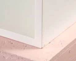 Vägghylla i trä vit